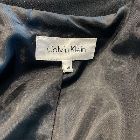 Calvin Klein 2 pc suit. High neck collar jkt w/pkts. Classic slacks w/side pkts. - Picture 12 of 14